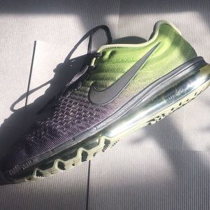 Nike Size 10 Black & Green Gradual Fade Run Easy